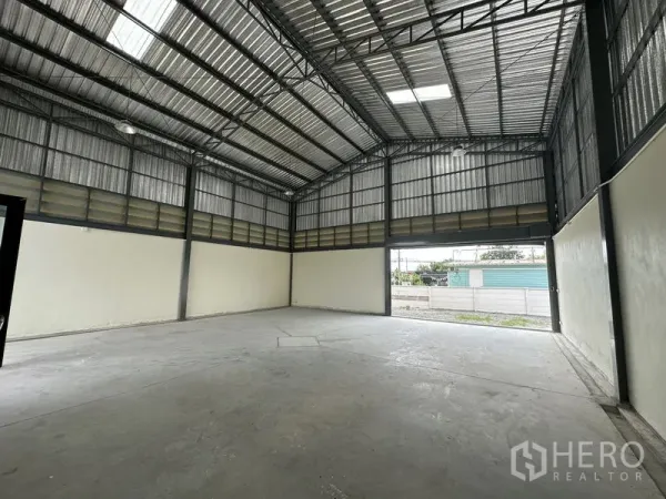 Factory for rent or sale in Bang Yai, Nonthaburi - Spacious factory floor with ventilated wall panels and polished concrete.