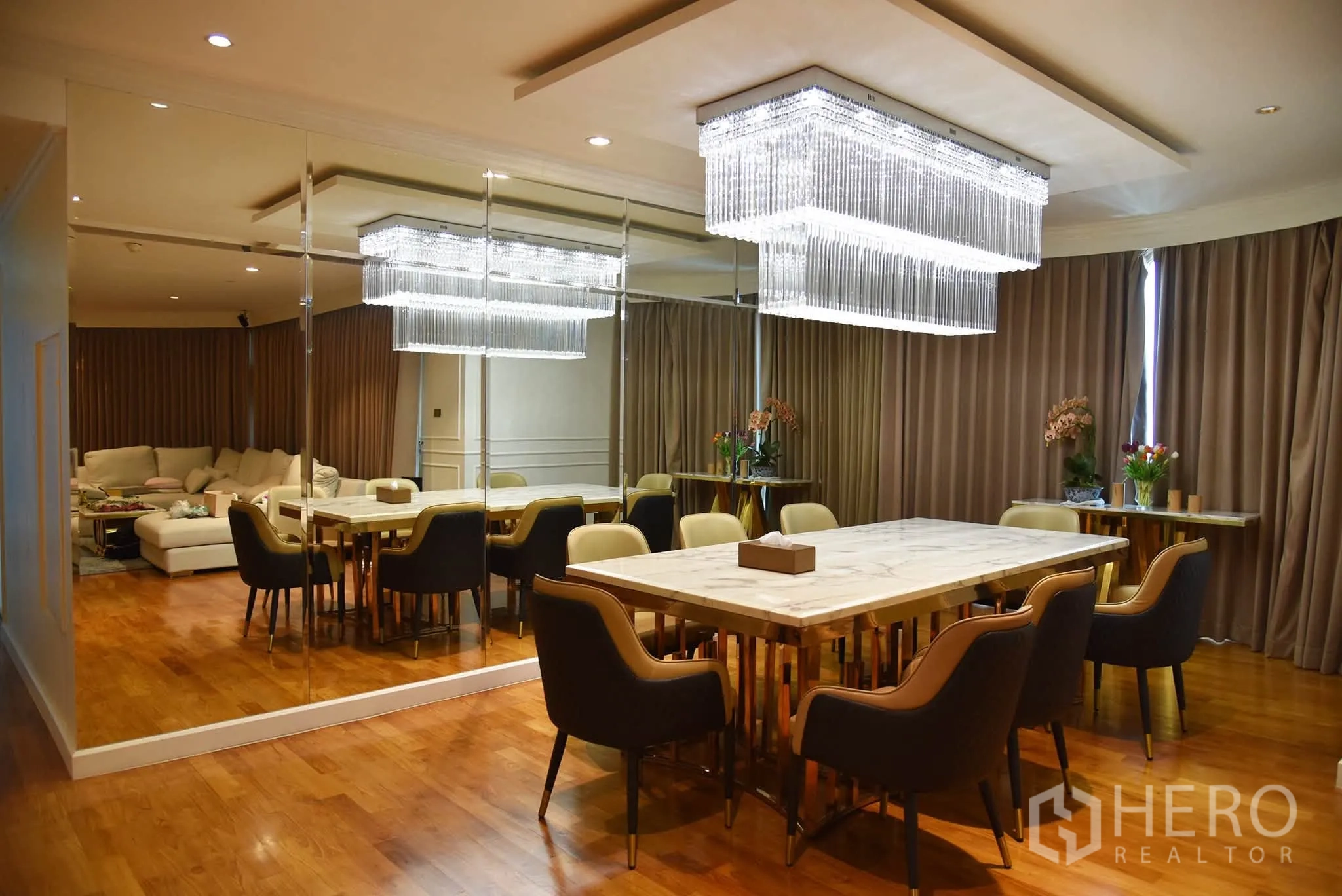 คอนโด for sale in Khlong San, Bangkok - พื้นที่รับประทานอาหารหรู โต๊ะหินอ่อน เก้าอี้บุนวม และโคมไฟคริสตัล