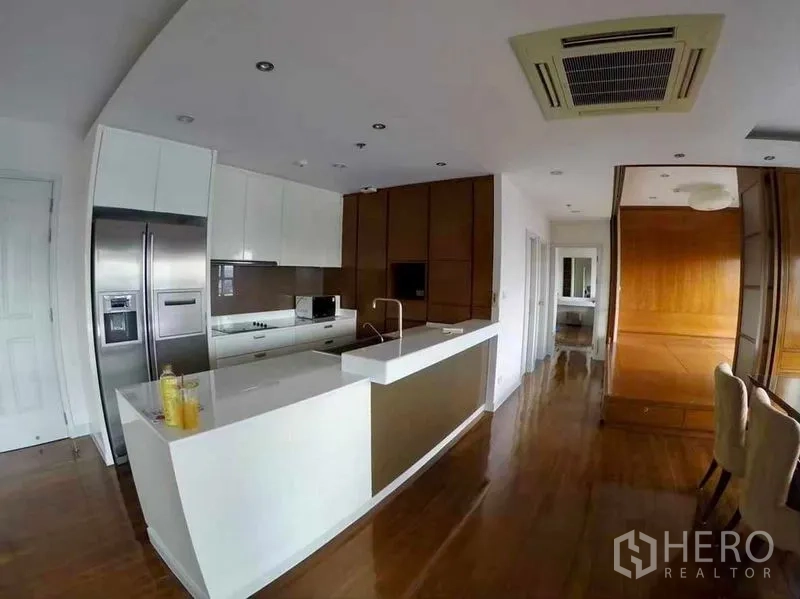 公寓 出租或出售在Khlong San, Bangkok - 开放式厨房，长形白色吧台邻近餐区