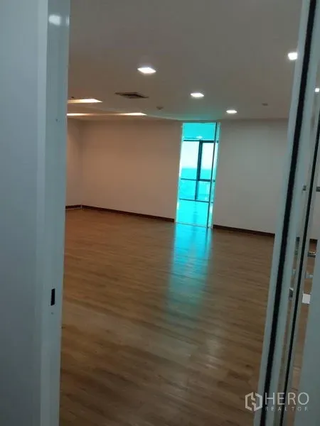 สำนักงาน ให้เช่าในHuai Khwang, Bangkok - ห้องสำนักงานโล่ง พื้นไม้ ไฟฝังฝ้า และประตูกระจกเปิดสู่พื้นที่มีหน้าต่าง