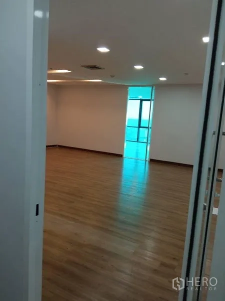 สำนักงาน ให้เช่าในHuai Khwang, Bangkok - ห้องสำนักงานโล่ง พื้นไม้ ไฟฝังฝ้า และประตูกระจกเปิดสู่พื้นที่มีหน้าต่าง