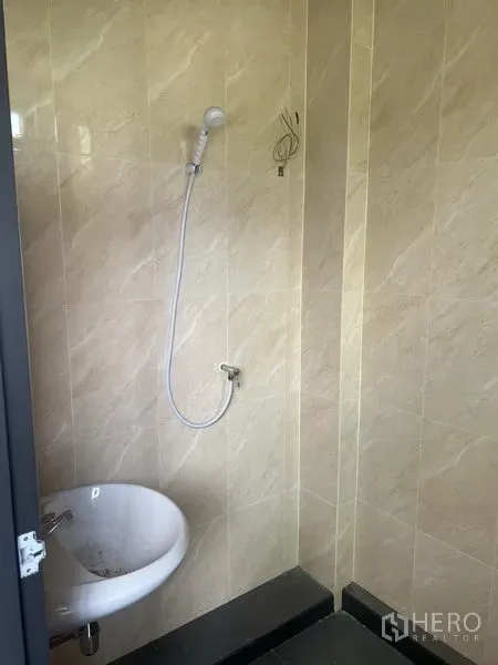 带办公室的家 出租在Suan Luang, Bangkok - 瓷砖卫浴，墙挂式花洒与洗手盆