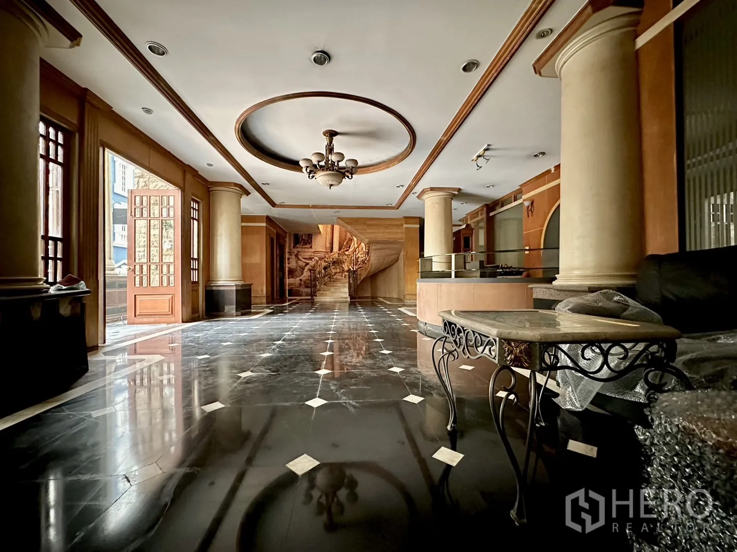 带办公室的家 出租在Huai Khwang, Bangkok - 曼谷家办楼大理石大厅，吊灯、古典立柱与弧形楼梯。