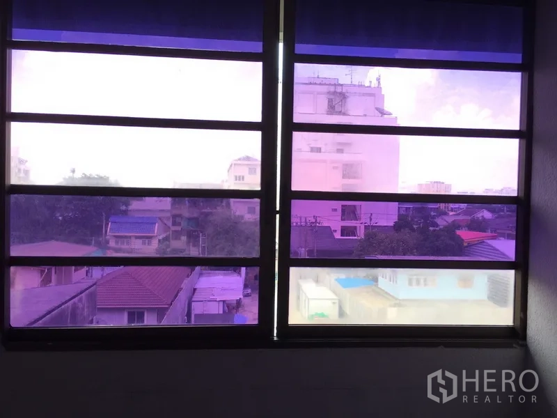 สำนักงานที่บ้าน ให้เช่าในHuai Khwang, Bangkok - วิวชุมชนเมืองผ่านกระจกกรองแสงสีม่วง.