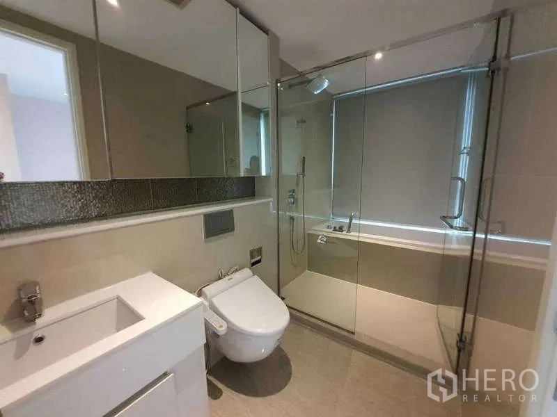 คอนโด ขายในWatthana, Bangkok - ห้องน้ำสมัยใหม่ พร้อมห้องอาบน้ำกระจก อ่างอาบน้ำ และตู้กระจก