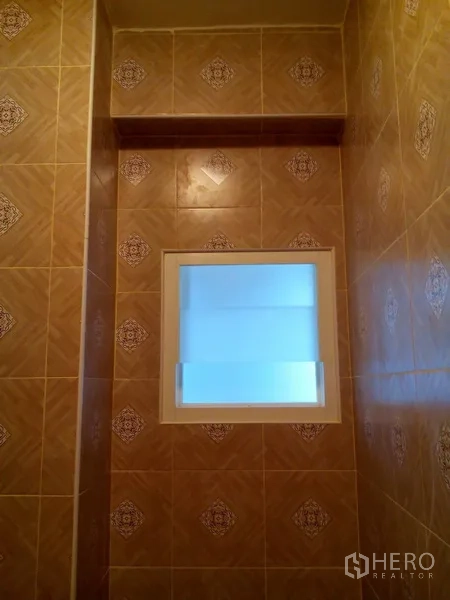 Shophouse for rent in Phra Khanong, Bangkok - Small frosted window providing ventilation in the bathroom.