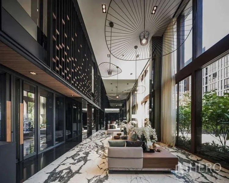 公寓 出租在Watthana, Bangkok - 挑高大堂，落地窗与大理石地面。