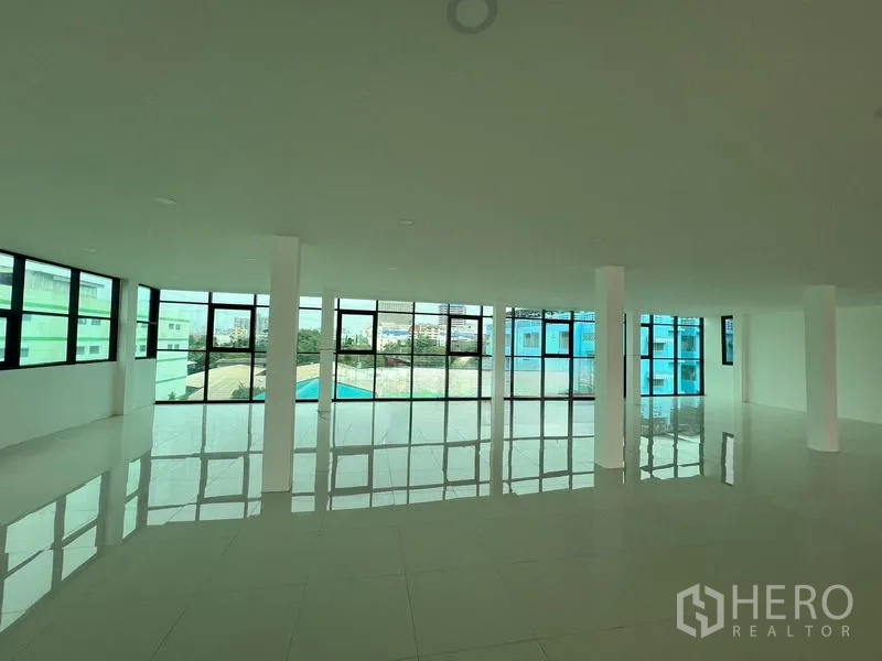 Office Space for rent or sale in Wang Thonglang, Bangkok - Open office floor with multiple windows providing abundant daylight.