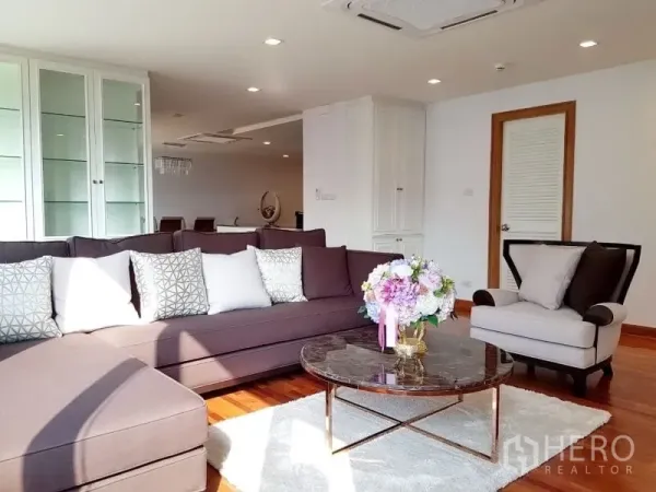 คอนโด ให้เช่าในWatthana, Bangkok - ห้องนั่งเล่นกว้าง โซฟาเข้ามุม เก้าอี้เดี่ยว และโต๊ะกลางทรงกลม