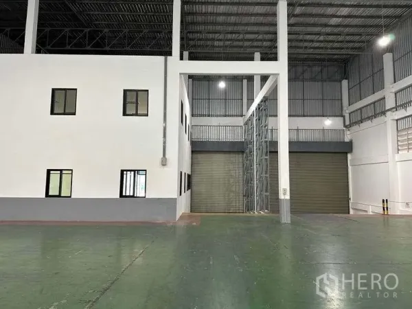 工厂 出租或出售在Bang Phli, Samut Prakan - 仓库内设夹层式办公区与高大的装货卷帘门。