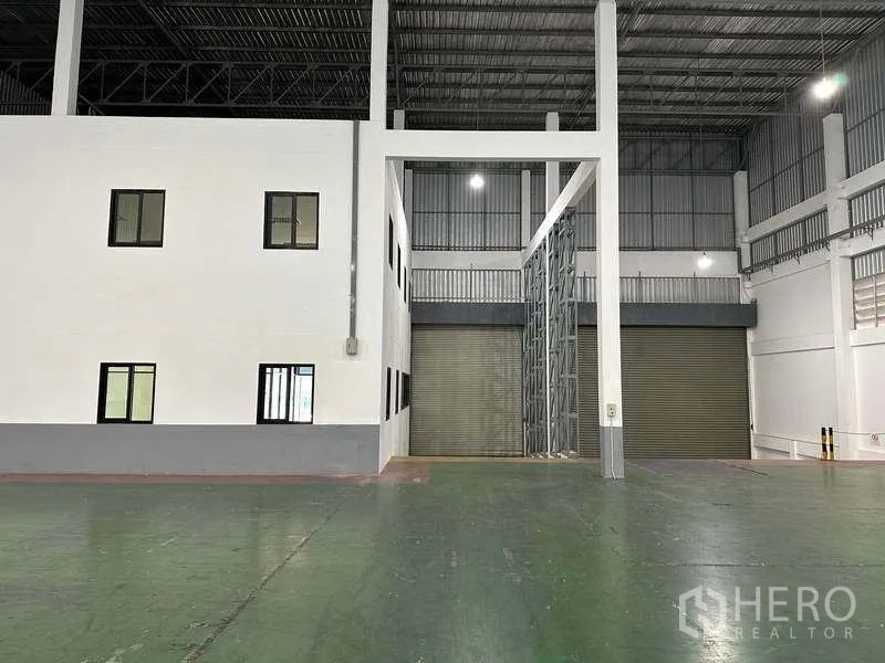 工厂 出租或出售在Bang Phli, Samut Prakan - 仓库内设夹层式办公区与高大的装货卷帘门。