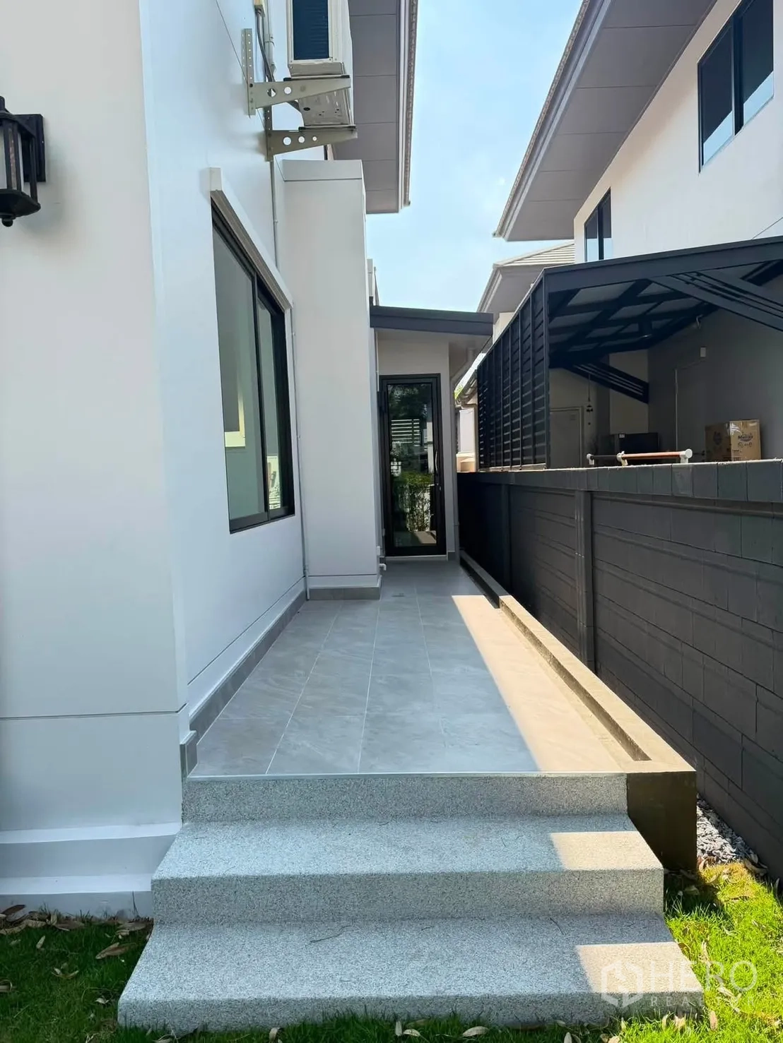 บ้านเดี่ยว for rent or sale in Prawet, Bangkok - ชานข้างบ้านปูกระเบื้องพร้อมบันไดและสนามหญ้า