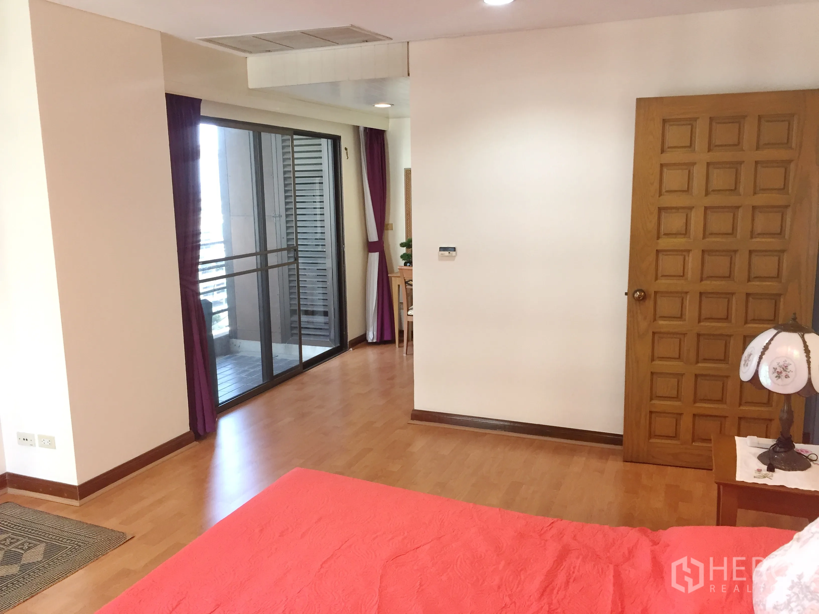 公寓 出租在Pathum Wan, Bangkok - 主卧带阳台玻璃推门、木门与木纹地板