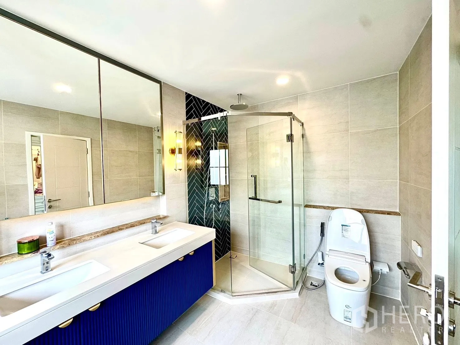 Detached House for rent in Bang Phli, Samut Prakan - Contemporary bathroom with double vanity, glass shower enclosure and modern toilet in neutral tiles.