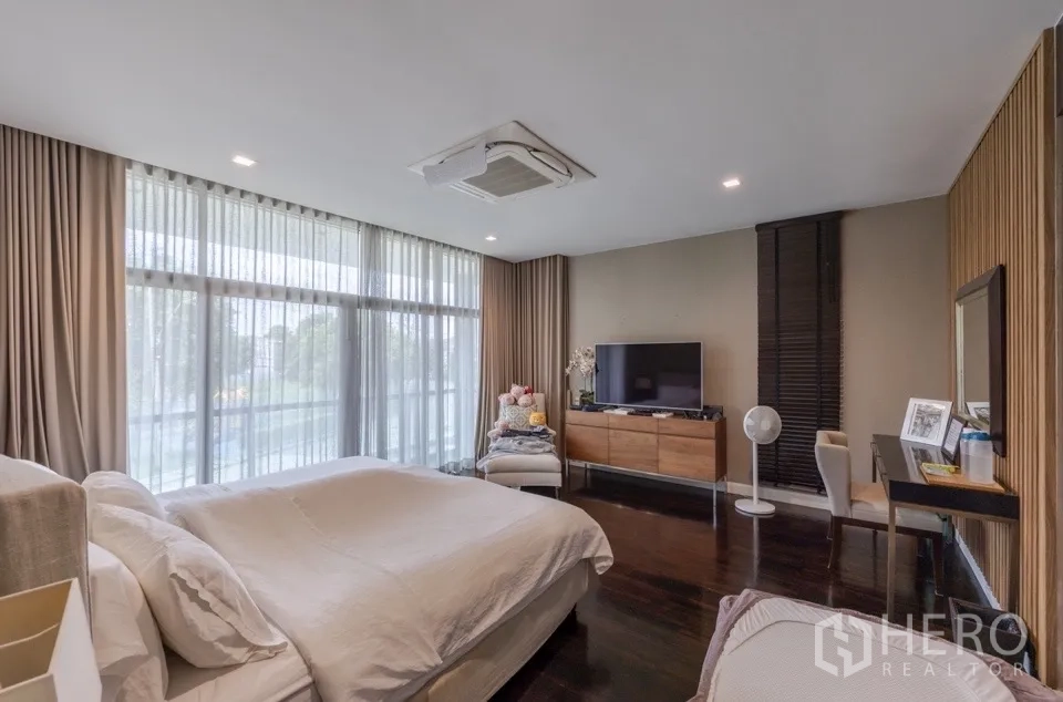 独栋房屋 for rent or sale in Bang Kapi, Bangkok - 主卧面向电视和梳妆台，旁有大窗。