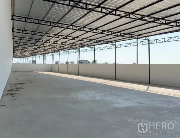 คลังสินค้า ให้เช่าในSamut Prakan - ลานโหลดสินค้ามีหลังคาคลุม แบบเปิดโล่งด้านข้าง พร้อมลานคอนกรีตกว้าง.