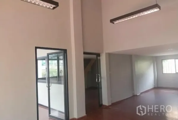 零售空间 出租 - 挑高大厅，悬挂线性灯，多扇玻璃门便于出入。