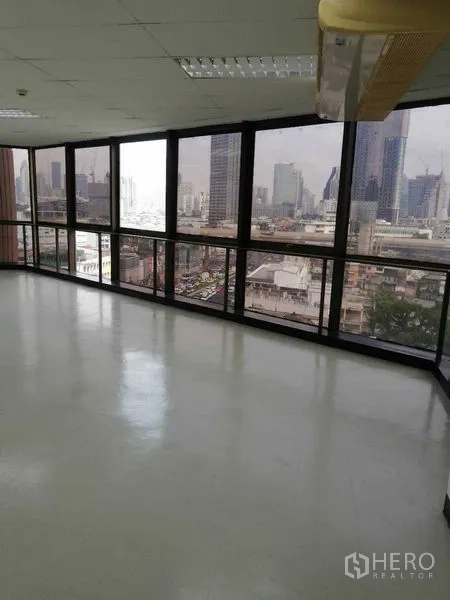 สำนักงาน ให้เช่าในBang Rak, Bangkok - ห้องติดหน้าต่างรอบด้าน พื้นมันเงา พร้อมวิวเมืองกรุงเทพฯกว้าง