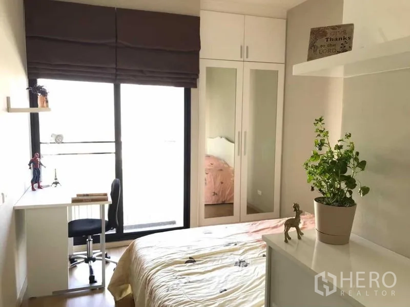 公寓 出租在Watthana, Bangkok - 第二卧室，单人床、窗边书桌与白色衣柜