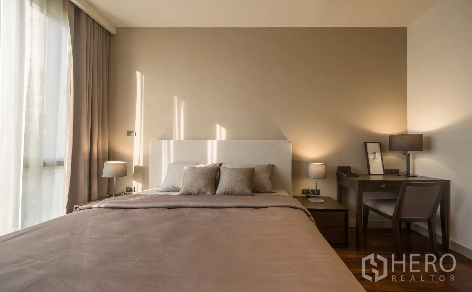 Condominium for rent in Khlong Toei, Bangkok - Spacious master bedroom with TV console, king bed and city-view windows.