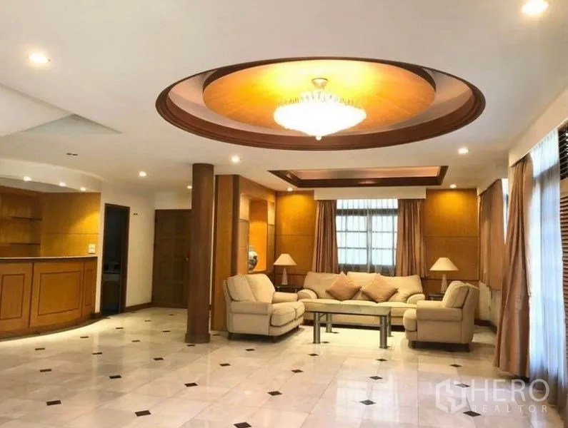 บ้าน ขายในMueang Samut Prakan, Samut Prakan - ห้องนั่งเล่นกว้าง โคมแชนเดอเลีย ฝ้าหลุม และพื้นหินอ่อน