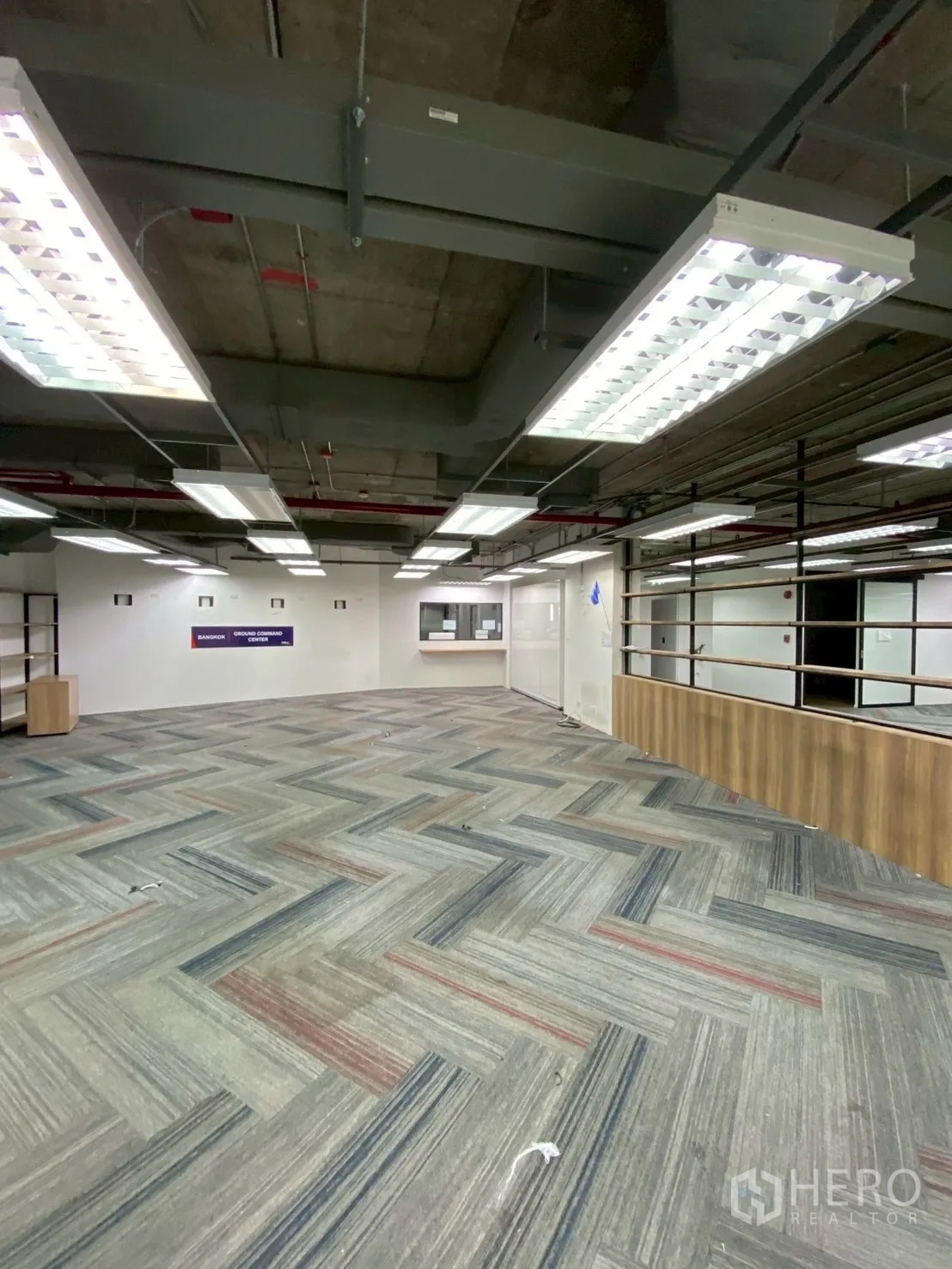 ออฟฟิศ for rent in Watthana, Bangkok - พื้นที่สำนักงานกว้างพร้อมไฟแขวนและเคาน์เตอร์ไม้ยาว