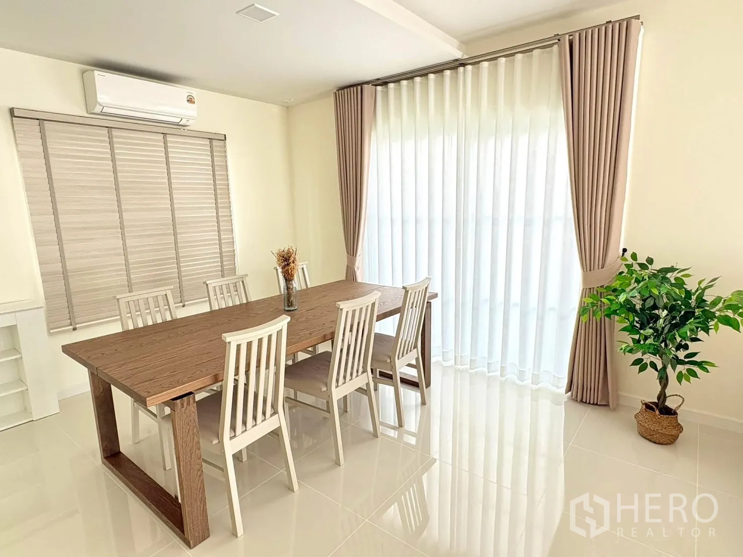 บ้าน for rent in Bang Phli, Samut Prakan - ห้องทานอาหารโต๊ะไม้ 6 ที่นั่ง เก้าอี้สีขาว และผ้าม่านโปร่งถึงพื้น