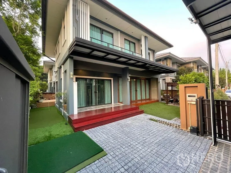 独立式住宅 出租 - 正立面配有覆顶门廊、推拉玻璃门和铺装车道。
