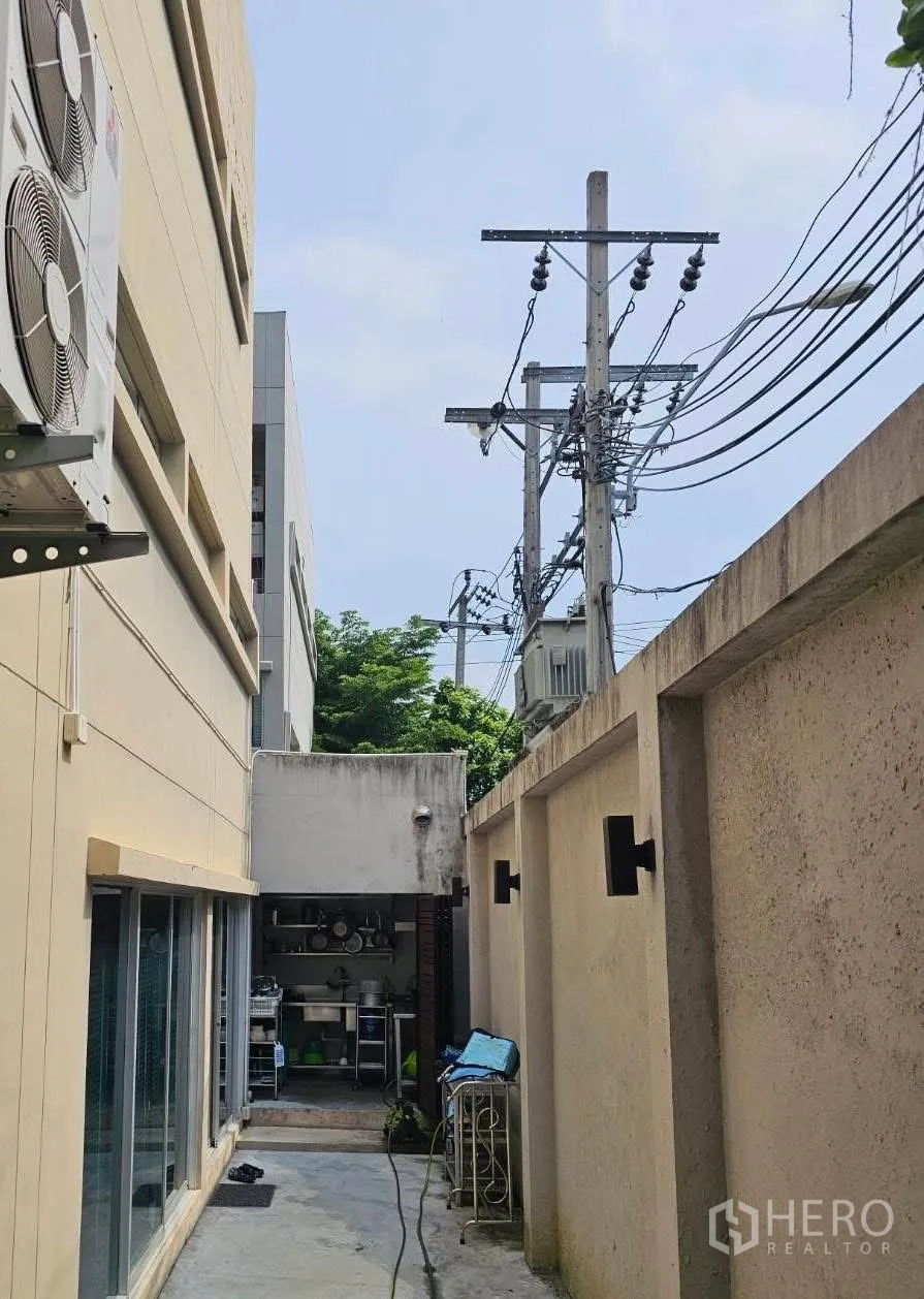 ทาวน์เฮาส์ for sale in Suan Luang, Bangkok - ลานซักล้างข้างบ้าน มีซิงก์และชั้นเก็บของ ทางเดินคอนกรีต