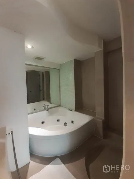 คอนโด ให้เช่าในBang Na, Bangkok - ห้องน้ำสไตล์สปา พร้อมอ่างจากุซซีมุมและกระเบื้องโทนอบอุ่น