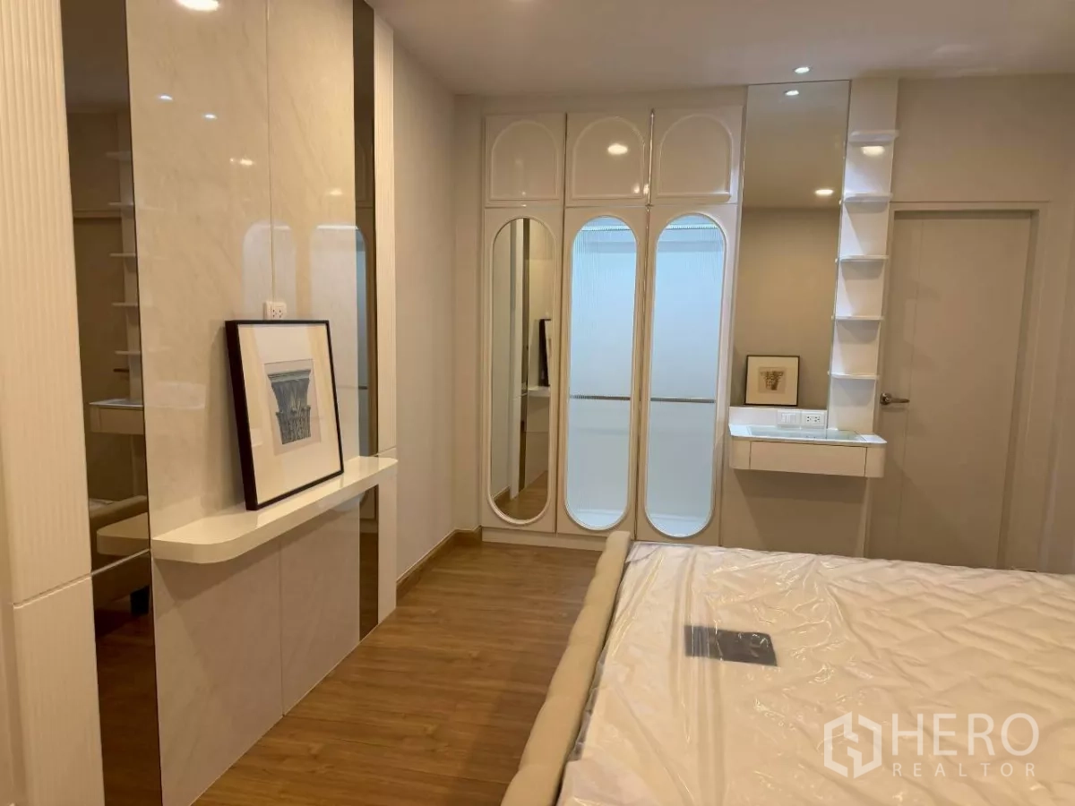 บ้าน ให้เช่าในBang Phli, Samut Prakan - มุมมองตู้บิลท์อินและโต๊ะเครื่องแป้งบานโค้ง พร้อมชั้นวางข้างเตียง
