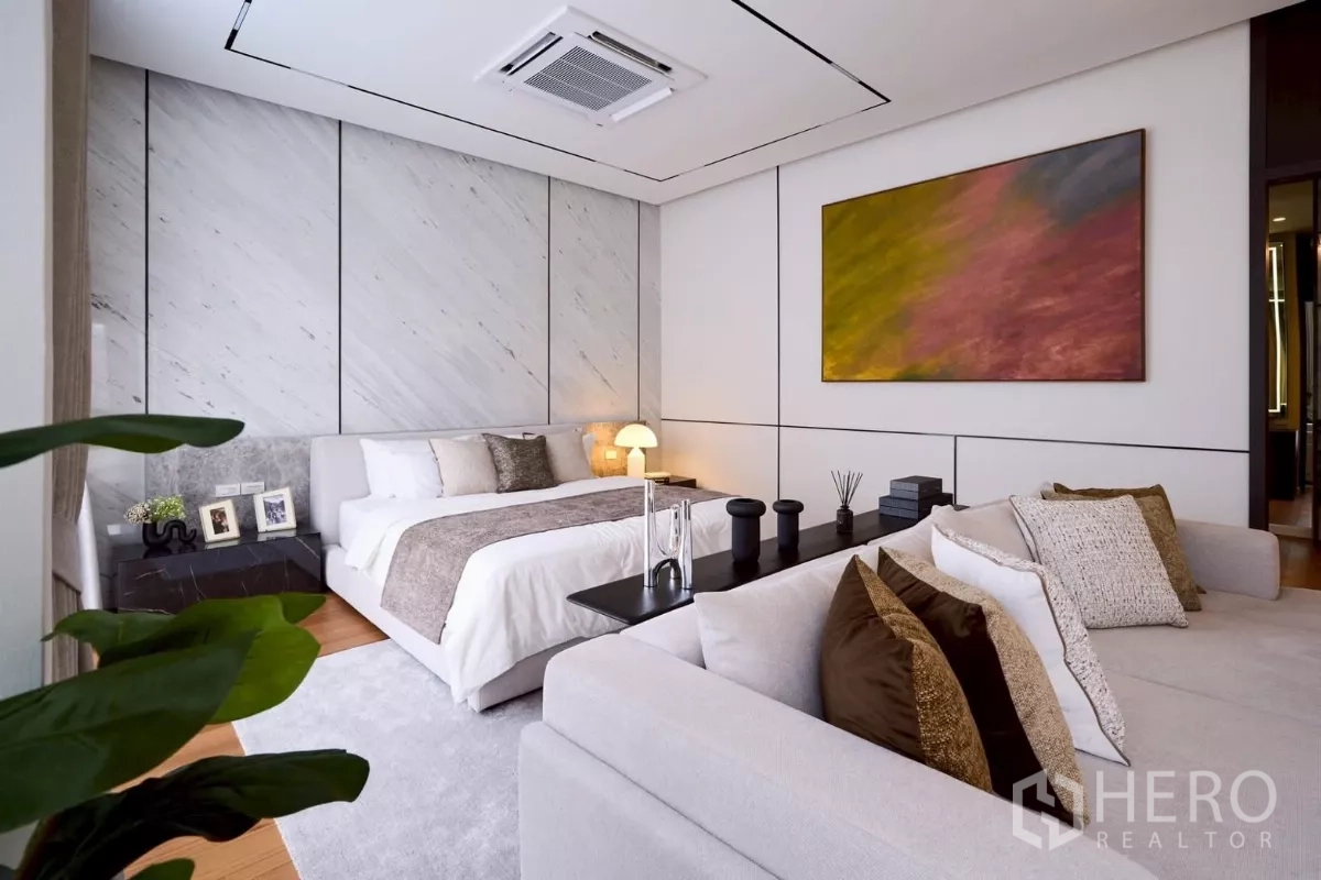 Detached House for sale in Lat Phrao, Bangkok - Master bedroom with king bed, marble headboard wall and soft ambient lighting.