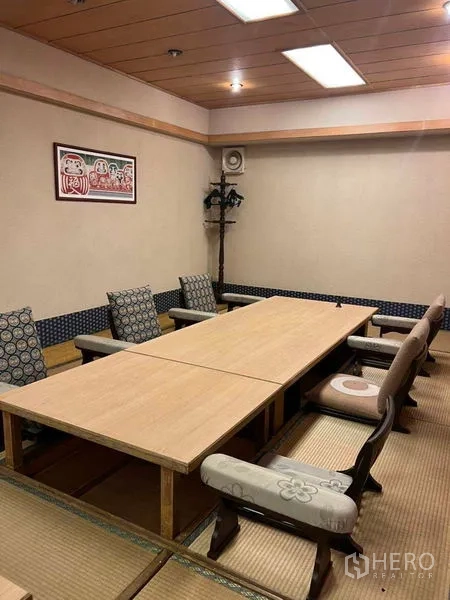 Shophouse for rent in Khlong Toei, Bangkok - Private tatami room featuring a low dining table and floor chairs.