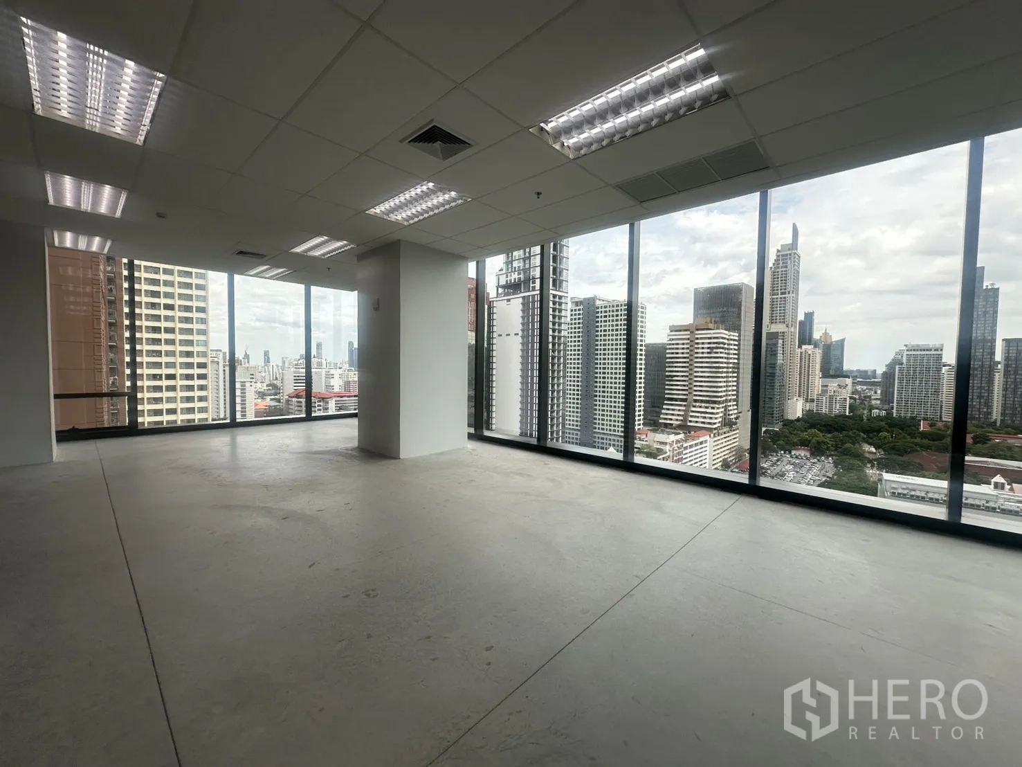 办公室 for rent in Ratchathewi, Bangkok - 转角开放式办公室，落地窗带来充足采光与曼谷天际线景观。
