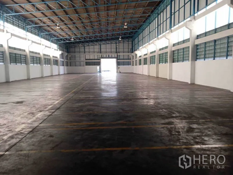 โรงงาน ให้เช่าในSamut Prakan - มุมมองตรงผ่านฮอลล์โรงงาน 1,200 ตร.ม. ไปยังประตูเข้าออกขนาดใหญ่สำหรับรถบรรทุก