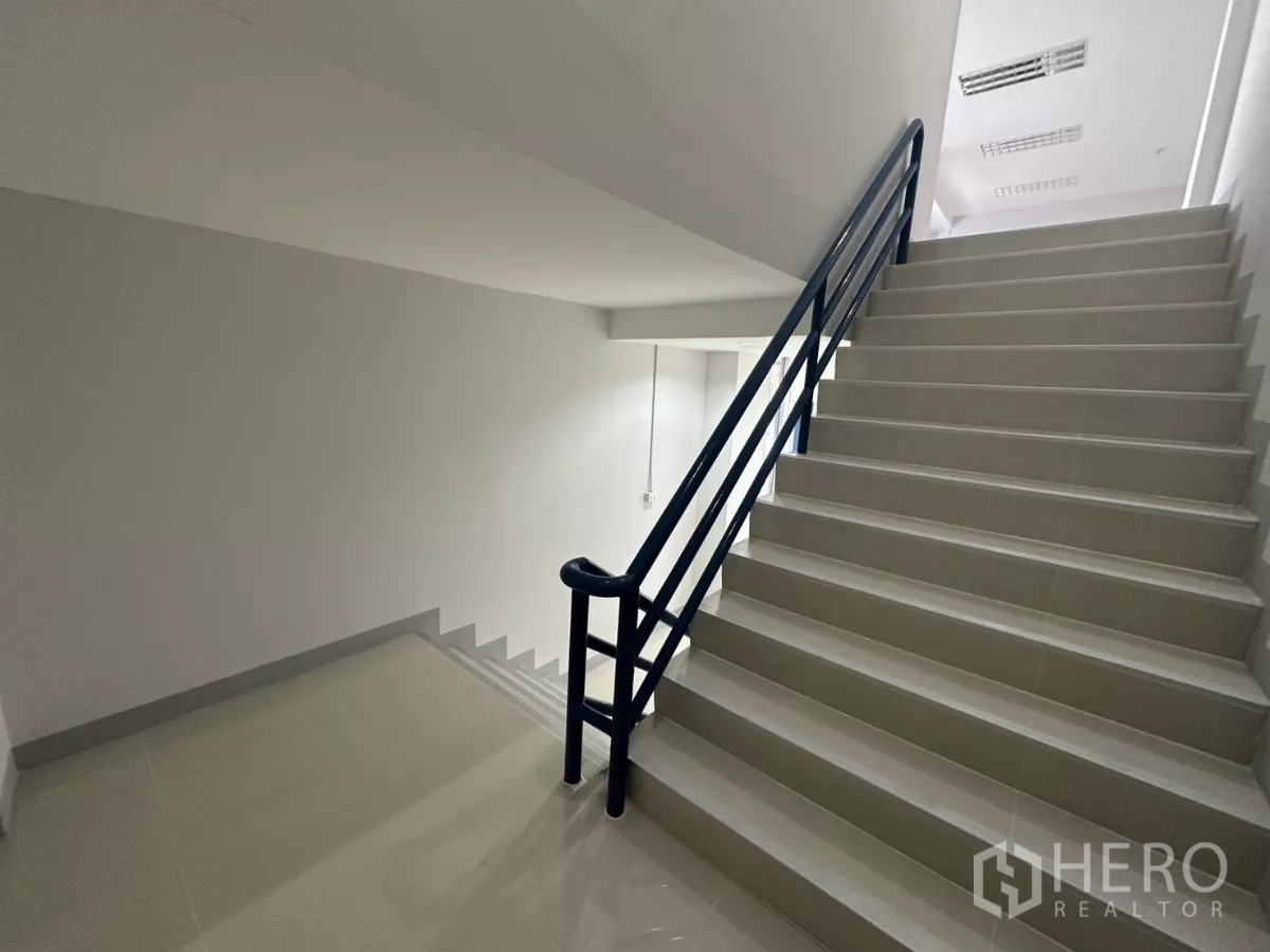 Factory for rent in Bang Phli, Samut Prakan - Staircase leading to the mezzanine office with metal handrail.