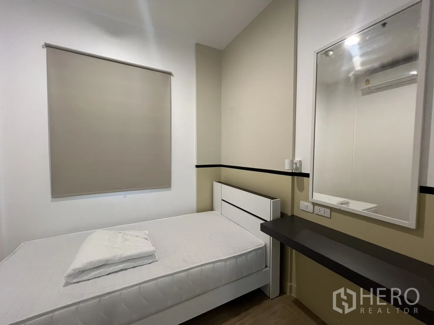 公寓 for rent in Bang Kapi, Bangkok - 第二卧室配双人床、卷帘与墙面镜子。