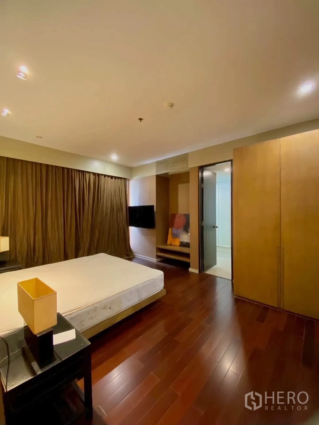 คอนโด for rent in Khlong Toei, Bangkok - ห้องนอนหลักปูพื้นไม้ พร้อมตู้เสื้อผ้าและทางเข้าห้องน้ำ