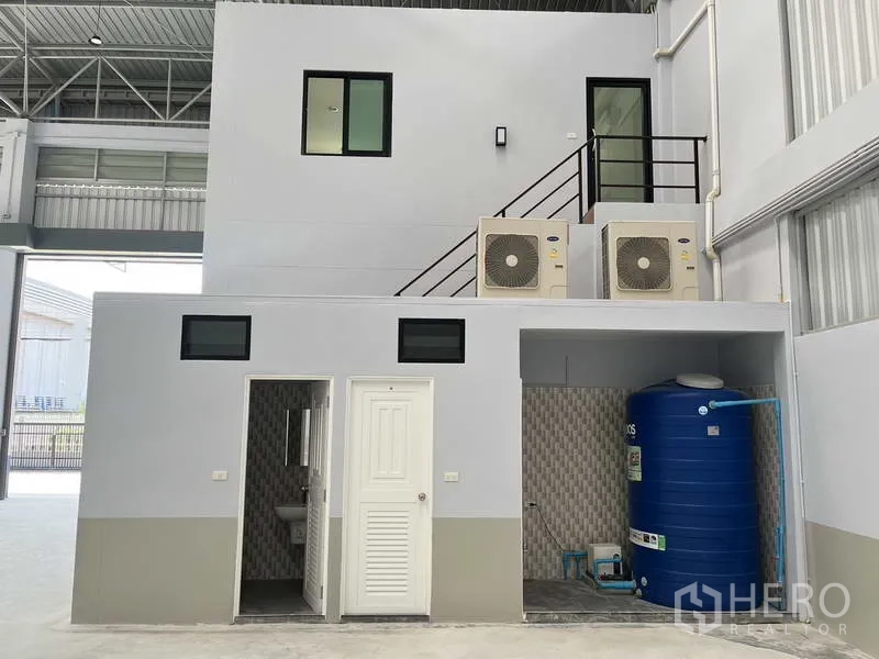 货栈 出租在Khlong Luang, Pathum Thani - 仓库内的卫生间区、蓝色水塔与机电管线
