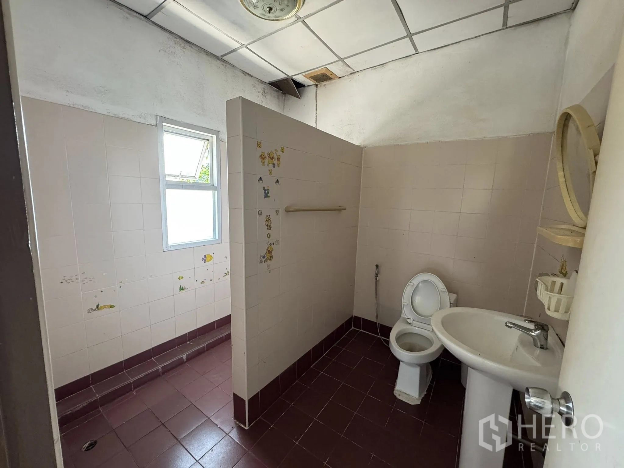 คลังสินค้า for rent in Mueang Samut Sakhon, Samut Sakhon - ห้องน้ำเก่า มีโถสุขภัณฑ์ อ่างล้างมือ และโซนฝักบัว หน้าต่างเล็ก