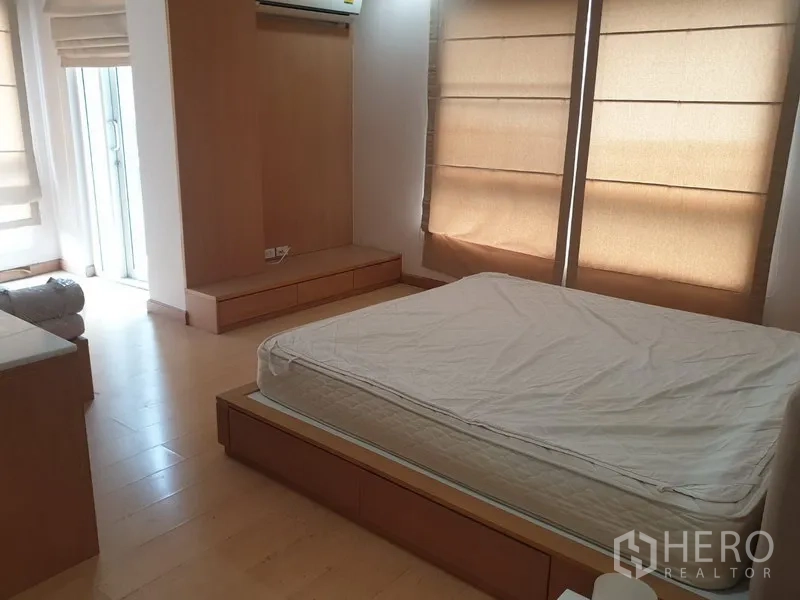 คอนโด ให้เช่าในWatthana, Bangkok - ห้องนอนใหญ่สว่าง เตียงแพลตฟอร์ม บิลต์อินเก็บของ และหน้าต่างสูง