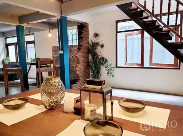 独立式住宅 出租在Pathum Wan, Bangkok - 开放式空间，木楼梯、餐桌与砖墙花纹瓷砖