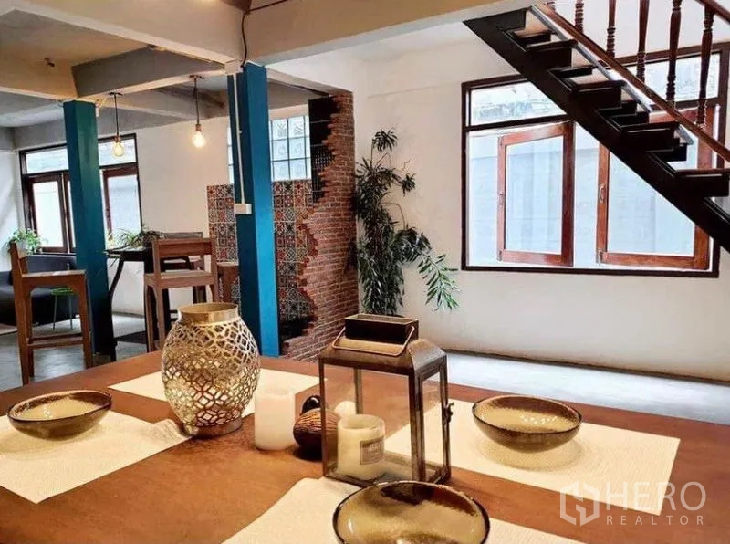 独立式住宅 出租在Pathum Wan, Bangkok - 开放式空间，木楼梯、餐桌与砖墙花纹瓷砖