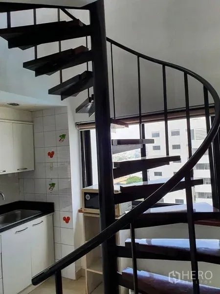 公寓 出售在Watthana, Bangkok - 厨房旁金属旋转楼梯，大窗可观城市景色。