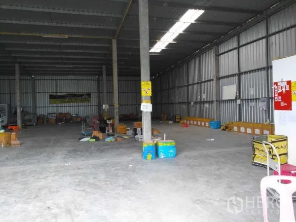 คลังสินค้า ให้เช่าในPak Kret, Nonthaburi - มุมมองภายใน ผนังเหล็ก เสาค้ำ และพื้นที่ใช้งานกว้างโล่ง
