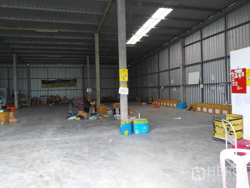 คลังสินค้า ให้เช่าในPak Kret, Nonthaburi - มุมมองภายใน ผนังเหล็ก เสาค้ำ และพื้นที่ใช้งานกว้างโล่ง