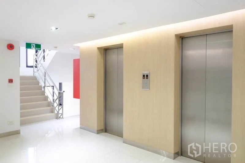 Office Space for rent in Suan Luang, Bangkok - Bright office lobby with two stainless-steel elevators and adjacent stairwell.