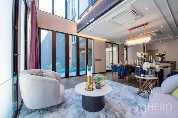 บ้าน ขายในPrawet, Bangkok - โถงนั่งเล่นเพดานสูงสองชั้น พร้อมผนังกระจกสูง เปิดสู่สระว่ายน้ำส่วนตัว