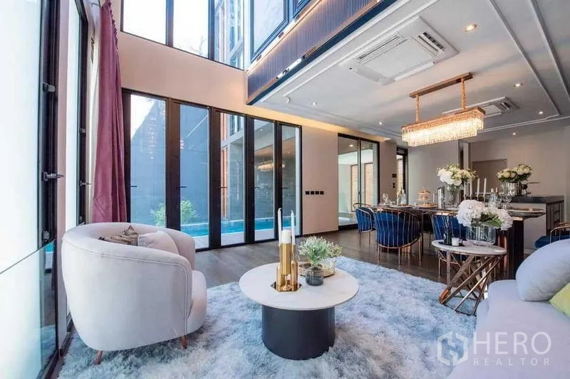 บ้าน ขายในPrawet, Bangkok - โถงนั่งเล่นเพดานสูงสองชั้น พร้อมผนังกระจกสูง เปิดสู่สระว่ายน้ำส่วนตัว