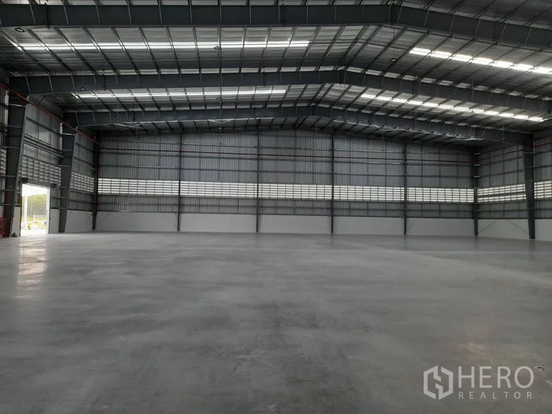 โรงงาน ให้เช่าในMueang Rayong, Rayong - ภายในโรงงานพร้อมประตูม้วนขนาดสูง สกายไลท์ และพื้นคอนกรีตเรียบ